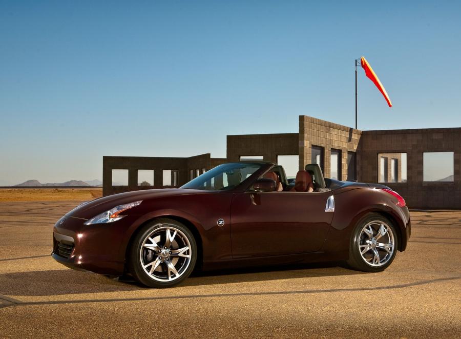  Nissan 370Z Roadster 2009 года  (UK) (фото 4 из 14)